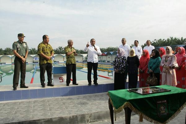 GUBSU RESMIKAN KOLAM RENANG KABUPATEN ASAHAN